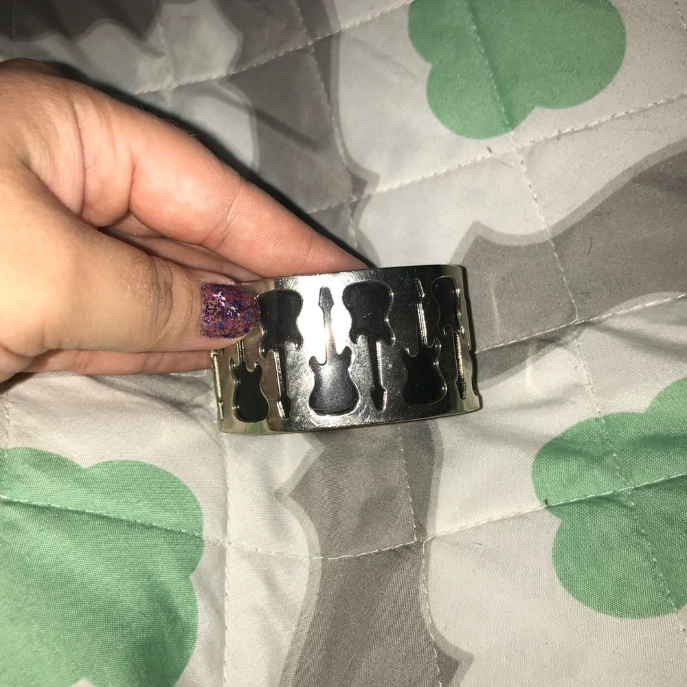 Guitar wrist cuff